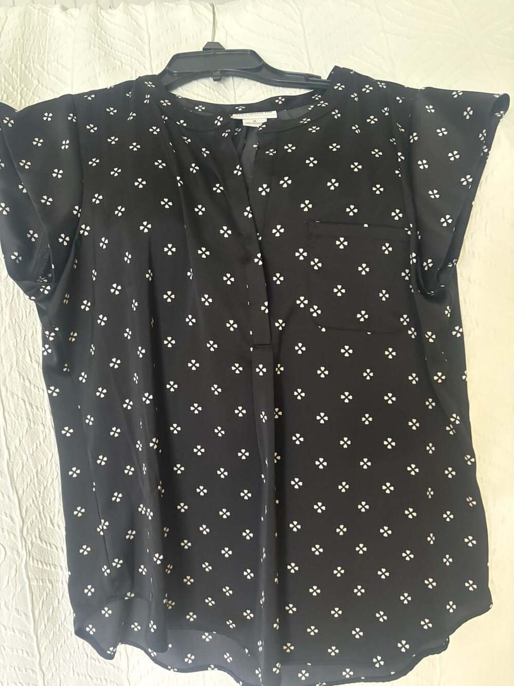Liz Claiborne Blouse Size M Black White Clover Print V-Neck Pocket